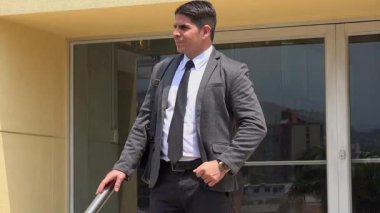 Genç işadamı şehirde yürüyor.