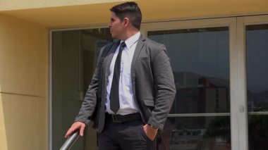 Şehirdeki merdivenlerde duran iş adamı.