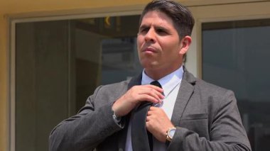 Takım elbiseli yakışıklı işadamı