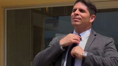 Takım elbiseli yakışıklı bir iş adamı.