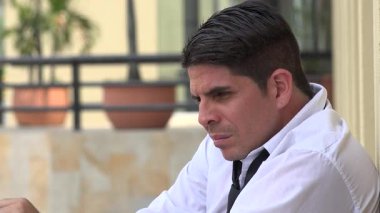 Sakallı ciddi bir iş adamı.