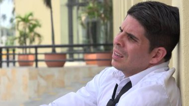 Depresyondaki endişeli adam