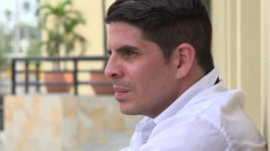 Yakından. Dışarıyı düşünen yakışıklı bir gencin portresi.