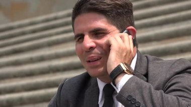 Genç işadamı cep telefonu kullanıyor.