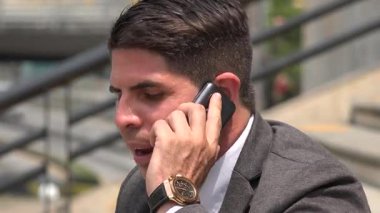 İş adamı telefonda konuşuyor.