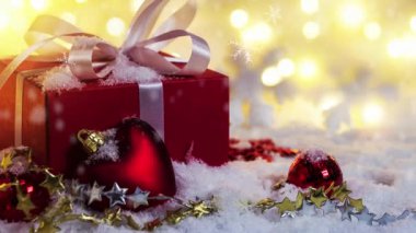 Kar ve kar taneleri üzerine kırmızı hediye kutusu. Arka planda bokeh Noel ve yeni yıl pankartı 4k.