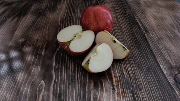 Sulu elmalar taze ve sağlıklıdır. Vitamin dolu.