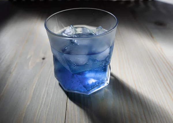 Bardağında soğuk bir içecek, güçlü erkekler için sıcak bir alkollü içecek.