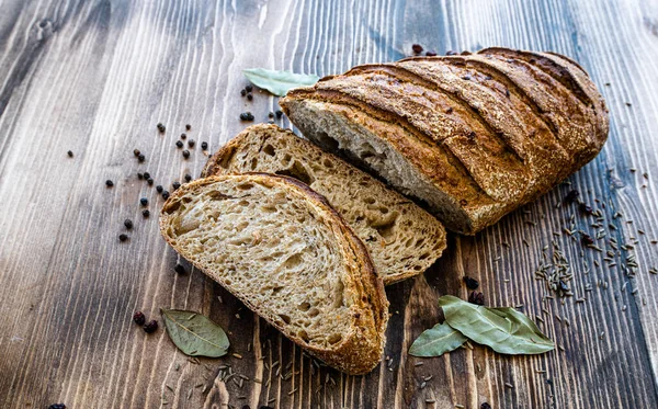 En taze ve çıtır ekmeklerimiz var. En büyük ekmekler burada.