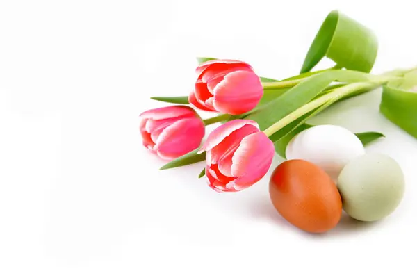 Huevos Pascua Tulipanes Sobre Fondo Blanco Copiar Espacio Tarjeta Pascua Imagen De Stock