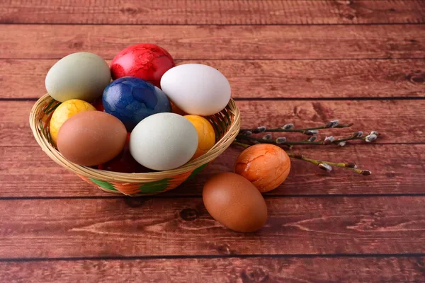 Πολύχρωμα Ζωγραφισμένα Πασχαλινά Αυγά Ένα Καλάθι Ρουστίκ Φόντο Εικόνα Αρχείου