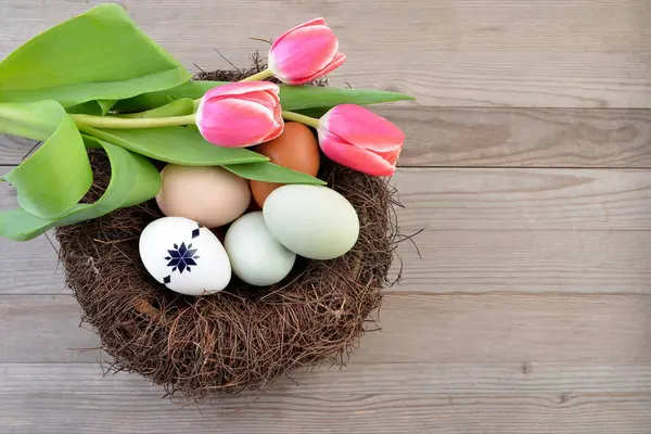 Tulipány Velikonoční Vajíčka Sítích Dřevěném Pozadí Rozumím Velikonoční Přání Velikonoční Stock Snímky