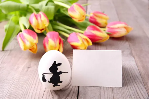 Uovo Pasqua Con Coniglietto Tulipani Scheda Pasqua Sfondo Legno Foto Stock