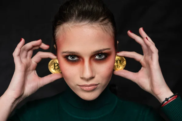 Elinde Bitcoin Tutan Güzel Bir Kadın Farklı Yüz Ifadeleriyle Stüdyo — Stok fotoğraf