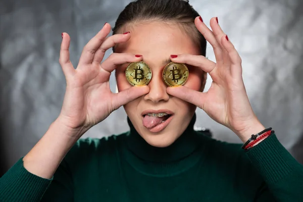 Hermosa Mujer Sosteniendo Bitcoin Diferentes Expresiones Faciales Disparo Estudio Imágenes de stock libres de derechos