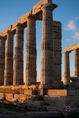 Sounion, Yunanistan 'daki Poseidon Tapınağı, gün batımının ışığı altında