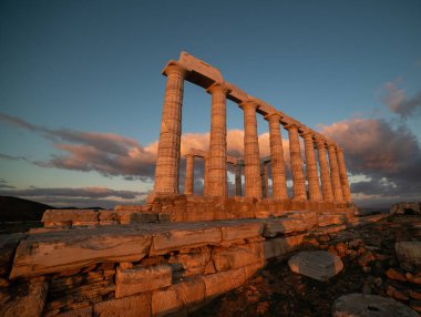 Sounion, Yunanistan 'daki Poseidon Tapınağı, gün batımının ışığı altında