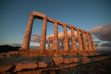 Sounion, Yunanistan 'daki Poseidon Tapınağı, gün batımının ışığı altında