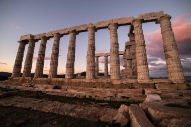 Sounion, Yunanistan 'daki Poseidon Tapınağı, gün batımının ışığı altında