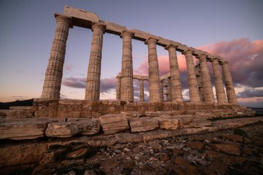 Sounion, Yunanistan 'daki Poseidon Tapınağı, gün batımının ışığı altında