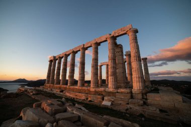Sounion, Yunanistan 'daki Poseidon Tapınağı, gün batımının ışığı altında