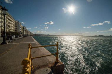 Yunanistan 'ın Selanik kentinin eski limanında deniz kenarında yürümek