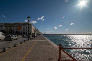 Yunanistan 'ın Selanik kentinin eski limanında deniz kenarında yürümek