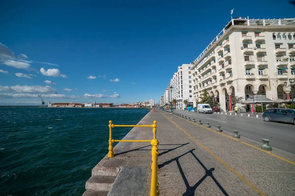 Yunanistan 'ın Selanik kentinin eski limanında deniz kenarında yürümek