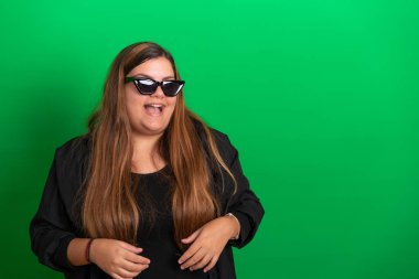 Siyah gözlüklü genç bir kadın, yeşil arka plan herhangi bir renge dönüşebilir.