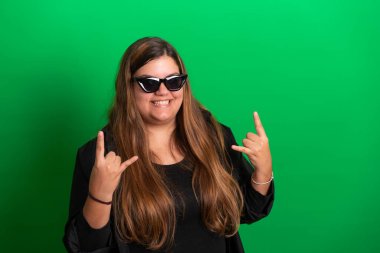 Siyah gözlüklü genç bir kadın, yeşil arka plan herhangi bir renge dönüşebilir.