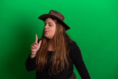 Kovboy şapkalı genç bir kadın, yeşil arka plan herhangi bir renge dönüşebilir.