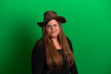 Kovboy şapkalı genç bir kadın, yeşil arka plan herhangi bir renge dönüşebilir.