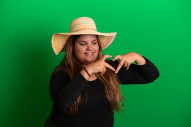 Yaz şapkası takan genç bir kadın, yeşil arka plan herhangi bir renge dönüşebilir.