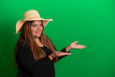 Yaz şapkası takan genç bir kadın, yeşil arka plan herhangi bir renge dönüşebilir.