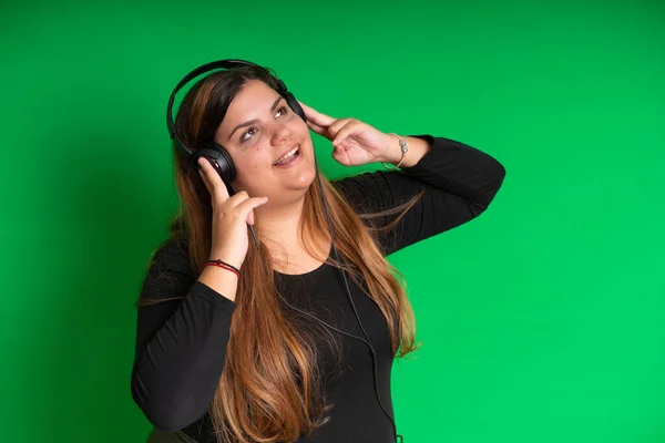 Mujer Joven Escuchando Música Fondo Verde Fácil Cambiar Cualquier Color — Foto de Stock