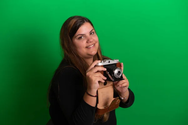 Ung Kvinna Med Vintage Kamera Grön Bakgrund Lätt Att Ändra — Stockfoto
