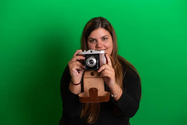 Jovem Segurando Uma Câmera Vintage Fundo Verde Fácil Mudar Para — Fotografia de Stock