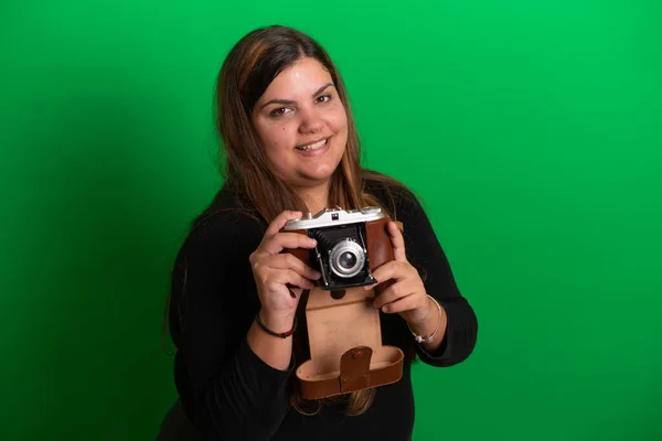 Jovem Segurando Uma Câmera Vintage Fundo Verde Fácil Mudar Para — Fotografia de Stock