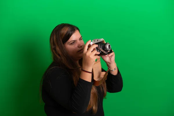 Молодая Женщина Винтажной Камерой Зеленый Фон Легко Изменить Любой Цвет — стоковое фото