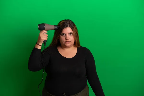 Νεαρή Γυναίκα Στεγνωτήρα Μαλλιών Πράσινο Φόντο Είναι Εύκολο Αλλάξει Οποιοδήποτε — Φωτογραφία Αρχείου
