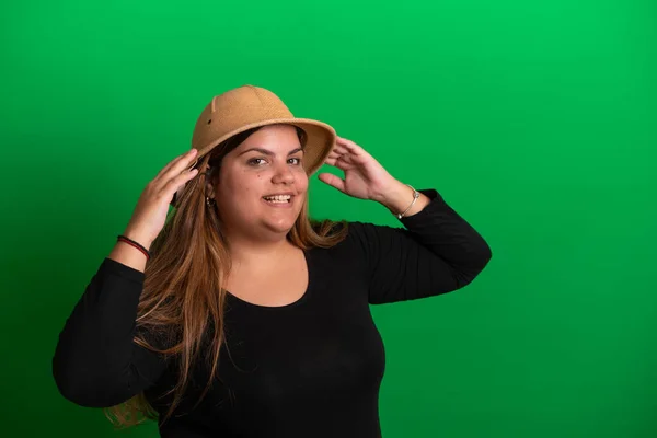 Turista Mujer Joven Con Sombrero Safari Fondo Verde Fácil Cambiar — Foto de Stock