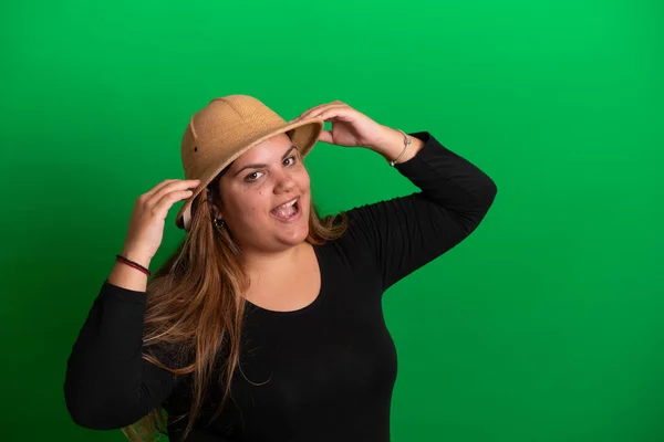 Ung Kvinna Med Safari Hatt Grön Bakgrund Lätt Att Ändra — Stockfoto