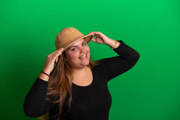 Tourist Ung Kvinna Bär Safari Hatt Grön Bakgrund Lätt Att — Stockfoto