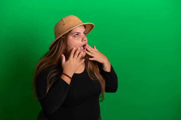 Tourist Young Woman Wear Safari Hat Πράσινο Φόντο Είναι Εύκολο — Φωτογραφία Αρχείου