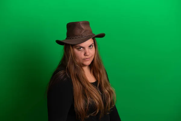 Молодая Женщина Летней Шляпе Зеленый Фон — стоковое фото