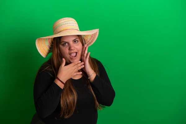 Ung Kvinna Bär Sommar Hatt Grön Bakgrund — Stockfoto