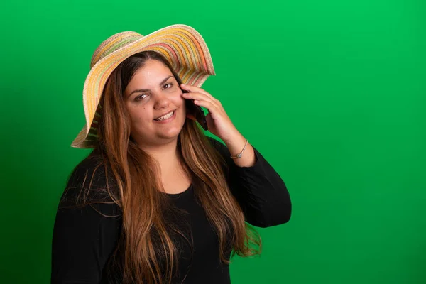 Young Woman Wearing Summer Hat Using Smartphone Green Background — Stock Photo, Image