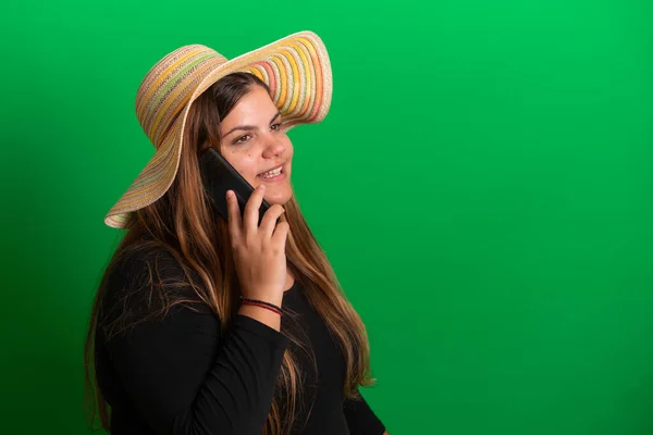Mujer Joven Con Sombrero Verano Usando Teléfono Inteligente Fondo Verde — Foto de Stock
