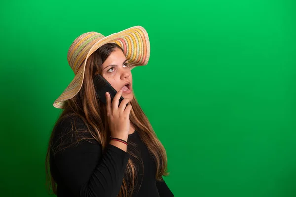 戴着夏帽的年轻女子 绿色背景 — 图库照片