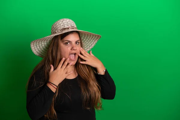 Νεαρή Γυναίκα Που Φοράει Καλοκαιρινό Καπέλο Πράσινο Φόντο Είναι Εύκολο — Φωτογραφία Αρχείου